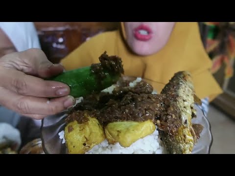 Makan Pakai Sambal Bawang