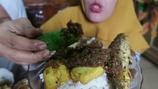 Download lagu MAKAN MAKIN NIKMAT, PAKAI SAMBAL SAMBEL BAWANG PEDAS TJAP NJALUK SUROBOYO
