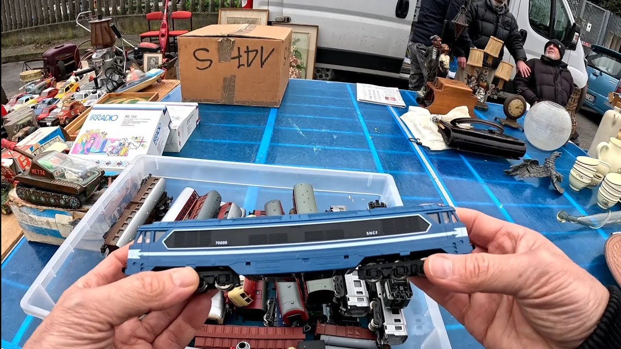 Affari al mercatino dell'usato di Corsico 