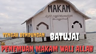 MAKAM WALI DI TENGAH BENDUNGAN BATUJAI.