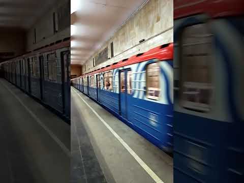 Поезд метро 81-717/714 номерной (старый) в новой расцветке. Разгон поезда. Москва, 2023.