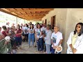 familiares reunidos pra assistir a missa no sítio paus branco salgueiro Pernambuco.