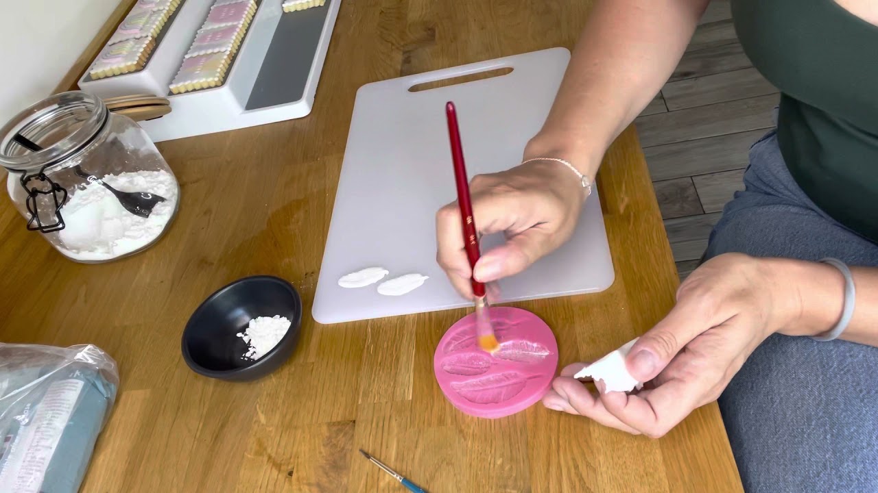 Fondant Feather Tutorial – Grated Nutmeg