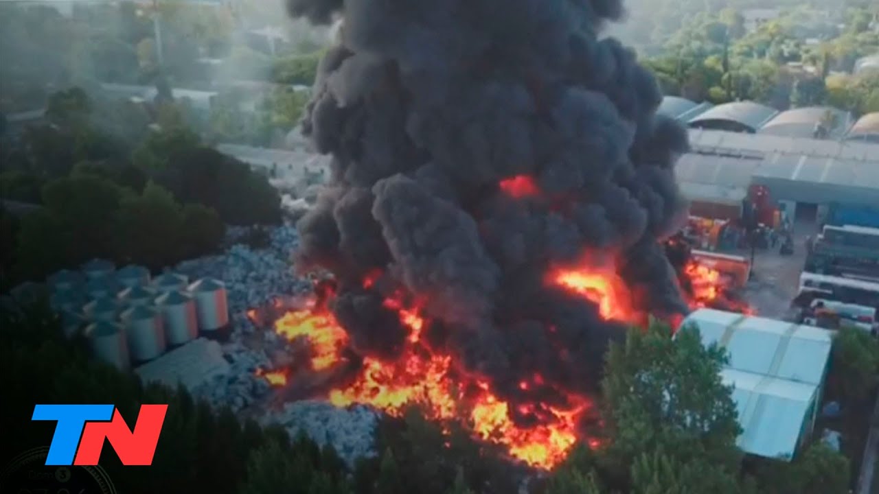 Un impresionante incendio devoró una fábrica de plásticos en General Pacheco