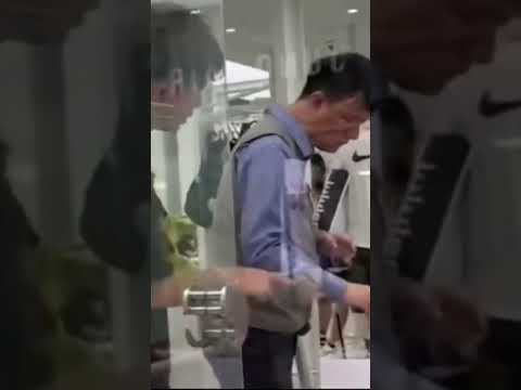 서울 명동 어느 매장 중국인의 모습
