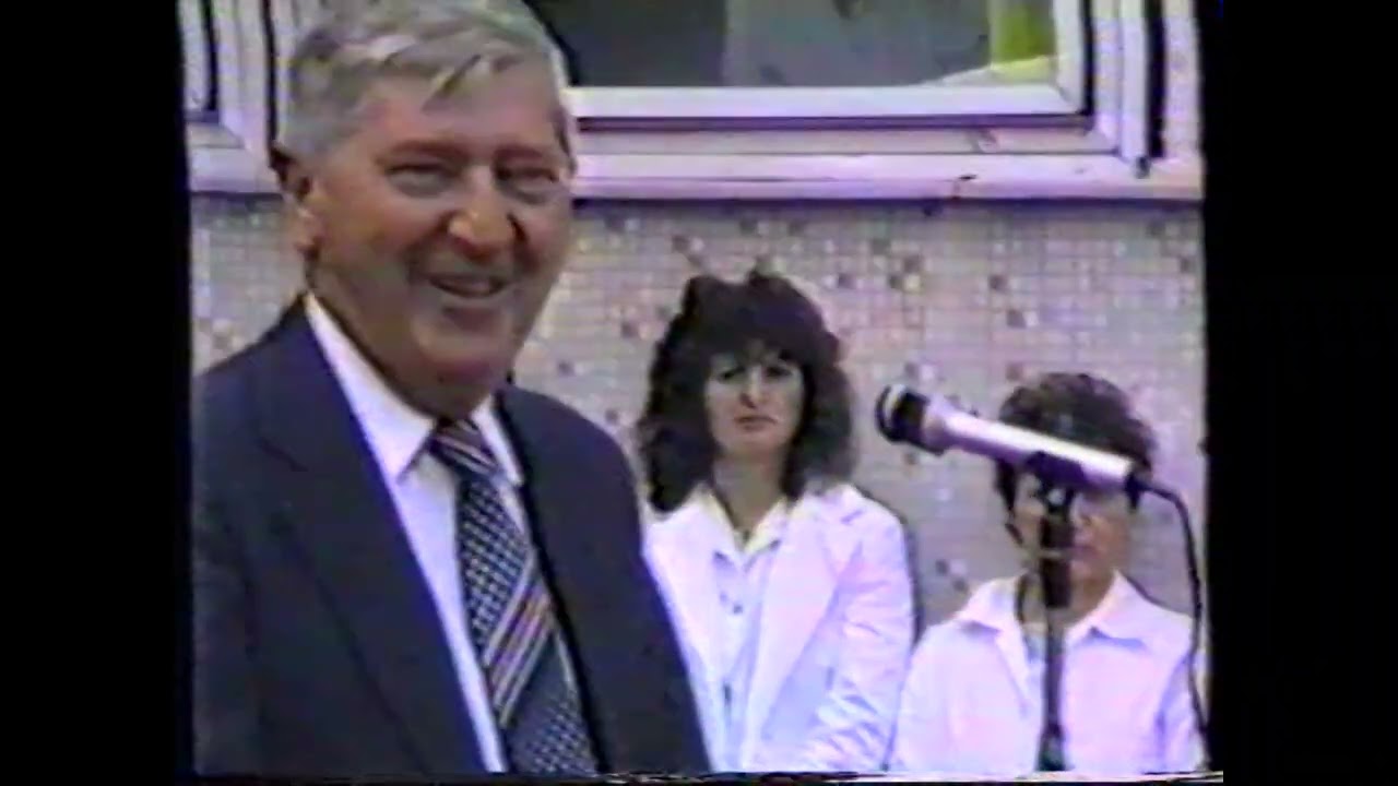 Paulikovics Iván Medicina szobrának avatása az SZTK mellett 1987.