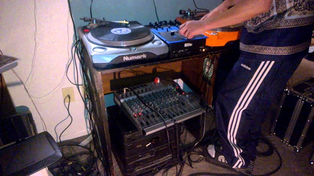 Scratching with a wah wah pedal hooked up to a Rane TTM 56 mixer YouTube