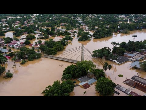 Мосты разрушены, дома ушли под воду. Более 13 тысяч человек стали жертвами наводнения в Бразилии