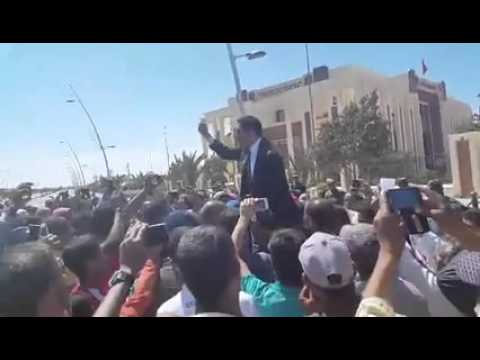 برلماني يقود مظاهرة أمام مقر عمالة بوجدور و أحد الأشخاص ينعث العامل ب الكلب