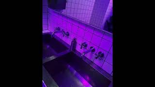 Video thumbnail of "Bad Bunny - Si Estuviésemos Juntos, pero estas en el baño en una fiesta."