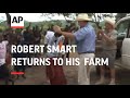 Evicted white farmer returns to his  farm in Zimbabwe