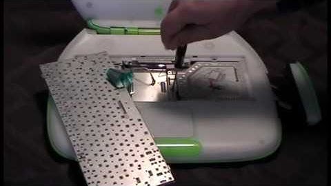 How to Take the iBook Clamshell apart - Part 1