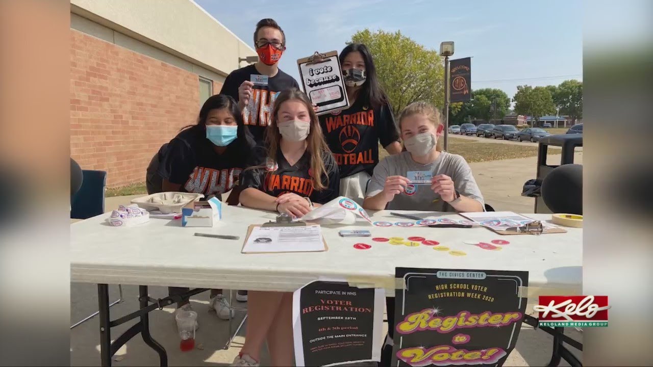 High School seniors helping students register to vote - YouTube