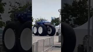 Автомобиль с гигантскими колесами
