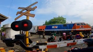 Kumpulan Kereta Api NGEBUT di perlintasan KA Part 4