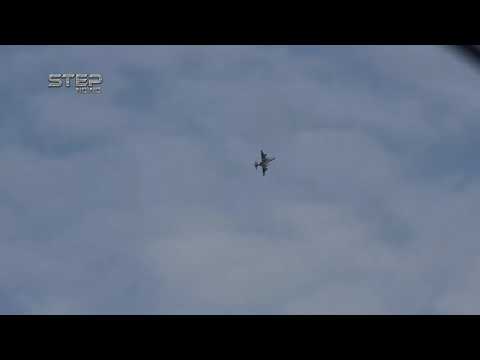 لحظة انقضاض الطيران الحربي وتنفيذ عدة غارات استهدفت قريتي الهلبة والتح بريف ادلب الجنوبي