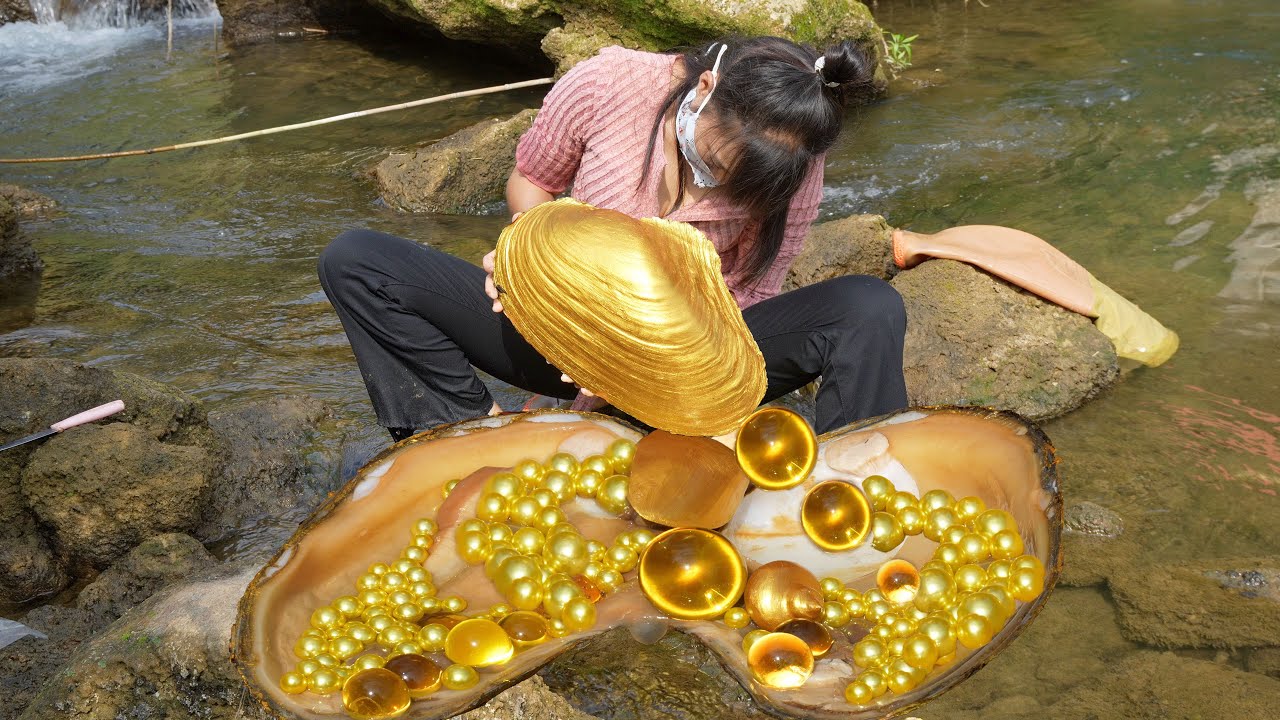 🎁 Nature’s Jackpot: Young Explorer Unearths Mutant Clam Bursting with Rare and Luminous Pearls