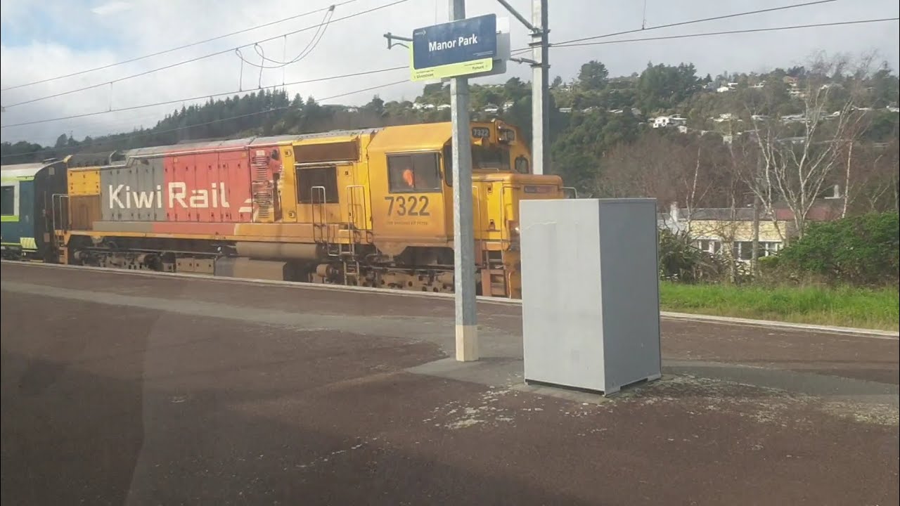 Passing DFB's 7322 & 7145 on Train 1607 at Manor Park