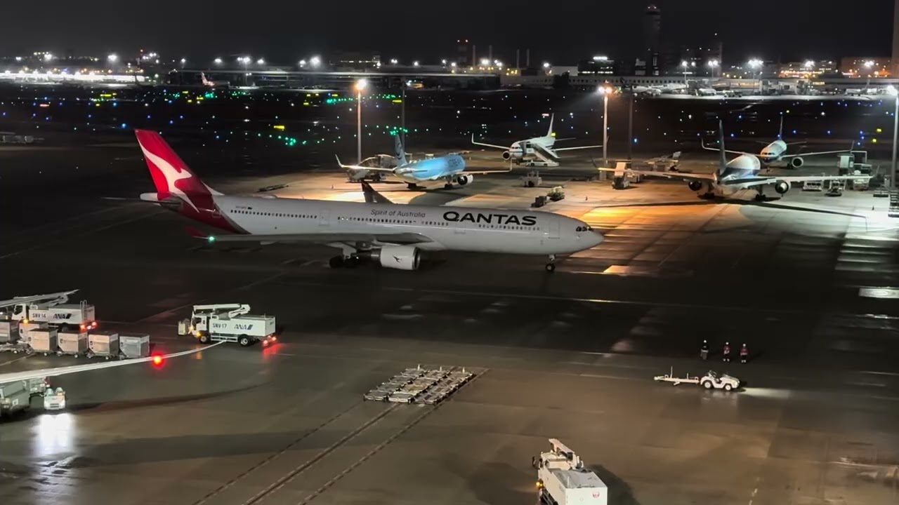 羽田空港第3ターミナルにカンタス航空60便エアバスA330-300はプッシュバックエンジンスタートバイバイ