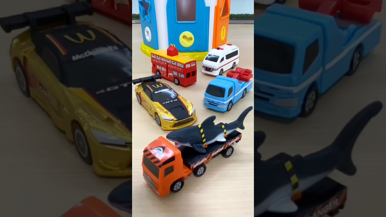 アンパンマンのかぎボックス🔑扉を開けて ハッピーセットトミカ【メガロドン運搬車・救急車など5台】はたらくくるまを取り出して坂道走行! #ハッピーセットトミカ #アンパンマン #はたらくくるま