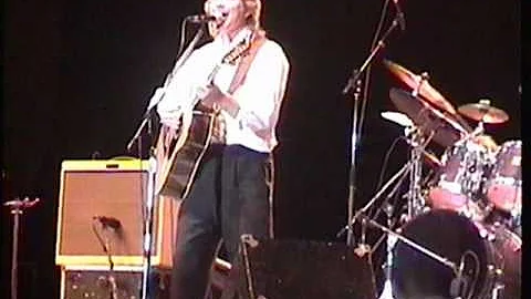 Rik Emmett, 2001, Toronto, playing Triumph's "Hold On". Great Version!