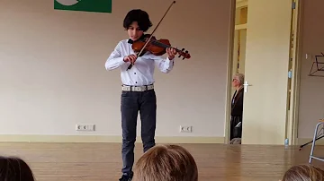 Pouya Azimi  Elaheye Naz (تکنوازی زیبای ویولن توسط  پسر۹ ساله آهنگ خاطره انگیز الهه ی ناز)