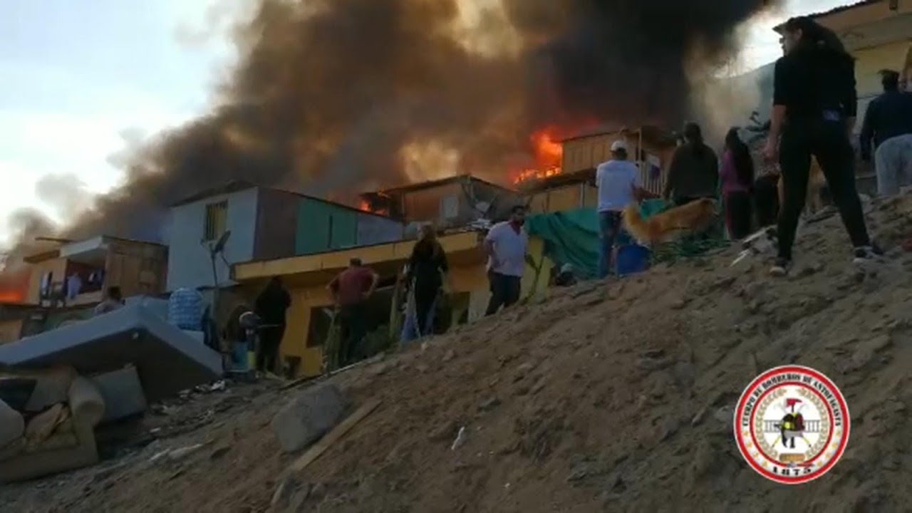 Antofagasta: Incendio en dos campamentos quema por completo 35 casas y deja 140 damnificados