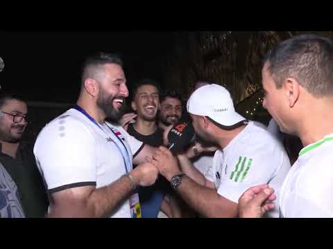 مشجع عراقي يقنع مشجع سعودي على طريقته الخاصة بتشجيع المنتخب العراق