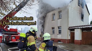 Haus im Vollbrand mit Durchzündung - Großbrand in Zscherndorf am 28.11.2023