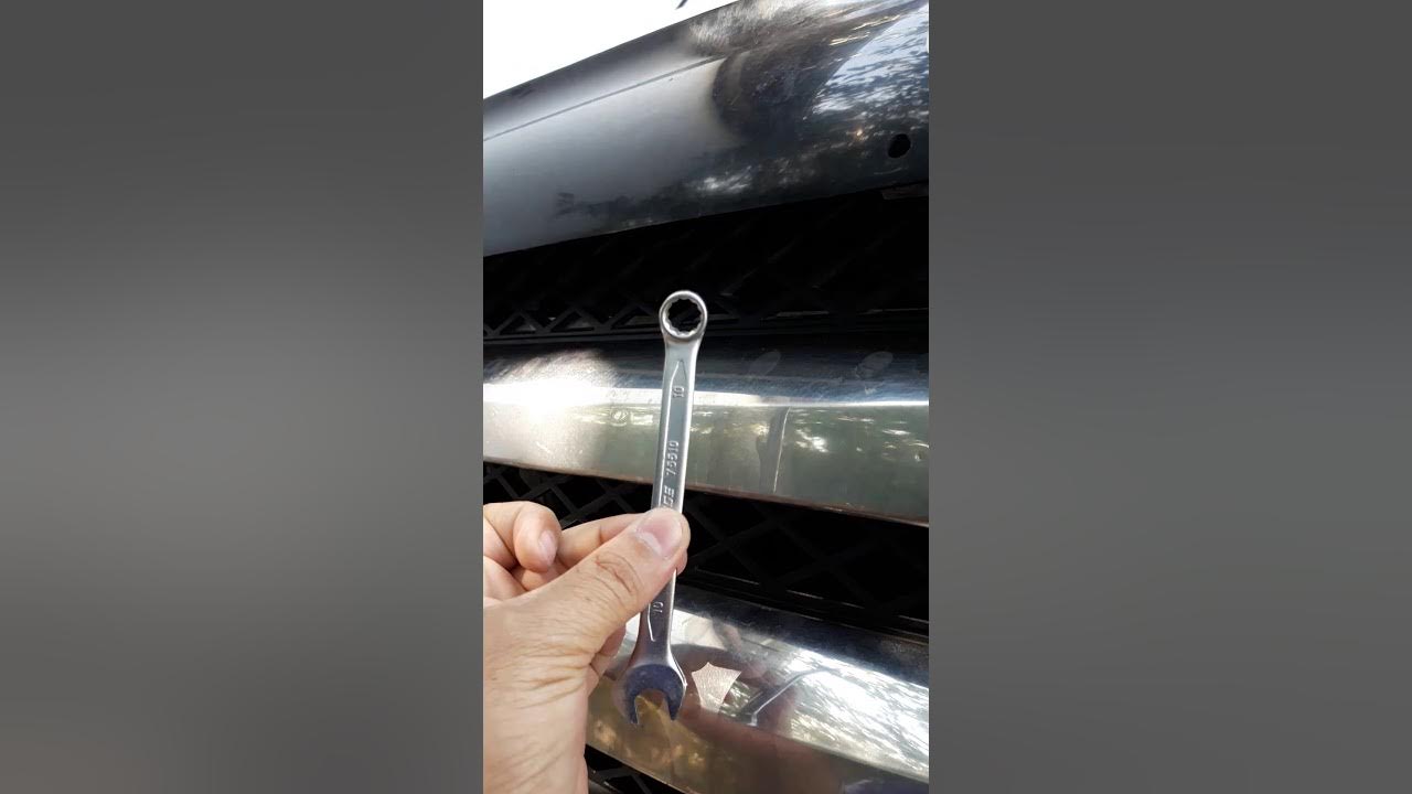 Снятие бампера мерседес спринтер. Газовый упор капота мерседес спринтер w906. Как открыть капот спринтер. Мерседес спринтер под капотом. Новый мерседес спринтер упор капота.