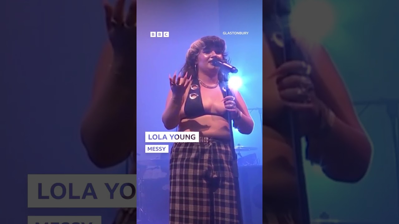 It wouldn't be a Lola Young set at Glasto without Messy... 💖⁣