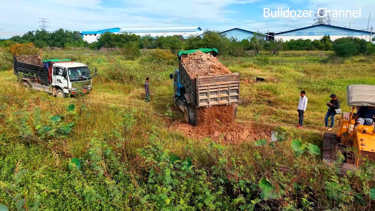 Great Filling Land 20x30 Meter By 5Ton Dump Truck Unloading Dirt And By KOMATSU D31 Bulldozer Pusher