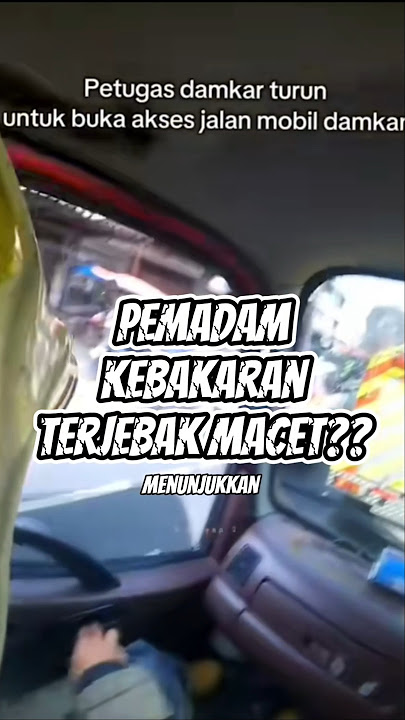 Bapak-bapak damkar ini turun demi membuka jalan yang macet agar mobil damkar bisa lewat #shorts