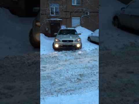 Subaru Outback против снега во дворе