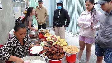 Khủng khiếp khách vây quanh hàng cơm tấm sườn bì chả Sài Gòn cô chủ múc cơm không ngớt tay