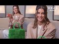 Qu’emporte Taylor Hill dans son sac, pour la Fashion de Paris ? | Vogue France