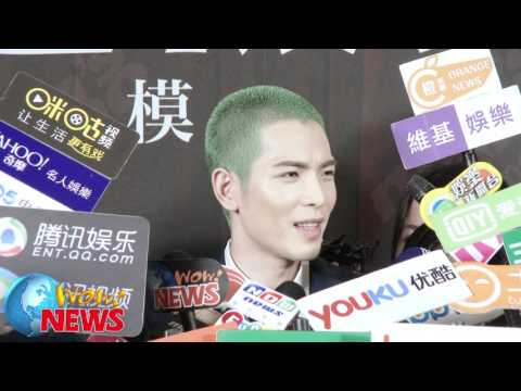 蕭敬騰頂綠髮出席男模大賽 矮超模一截不減歌王風采(20160506)