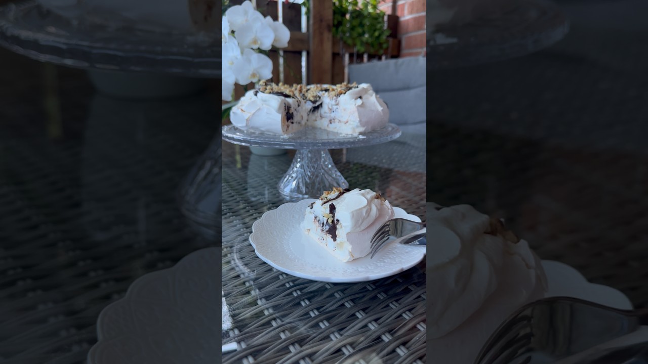 🍫 Pavlova with Chocolate Sauce & Walnuts/Павлова с шоколадным соусом и грецкими орехами