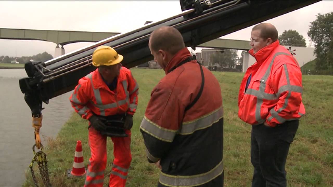 Helden van de weg - Auto te water