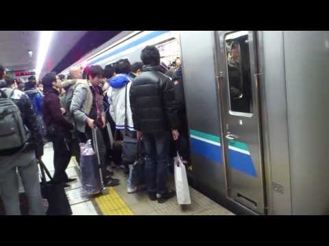 コミケで大混雑するりんかい線の70-000形