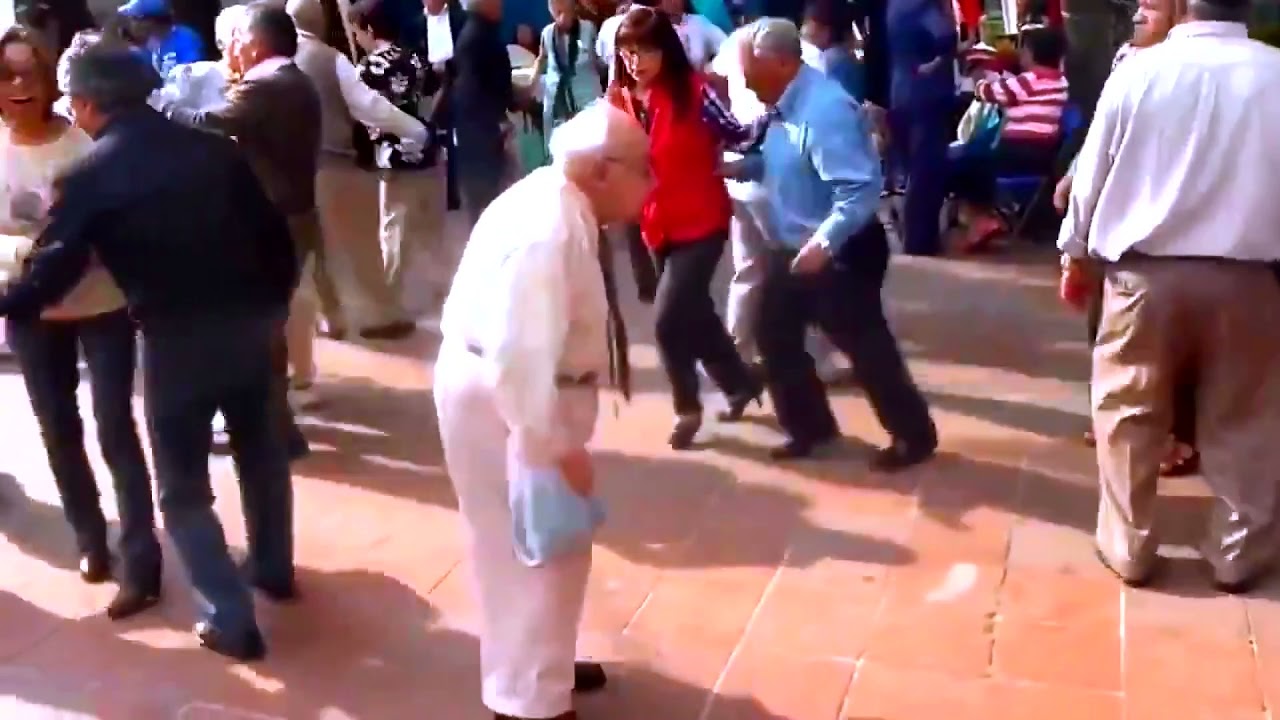 Дед кидать. Танцующий дед Новосибирск. Дед танцует с девушкой. Танцующий дед испанец. Дед танцует Габу.