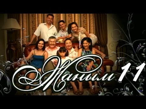 Кішкентай қыз нағашысының шұңқырын сорып жатыр