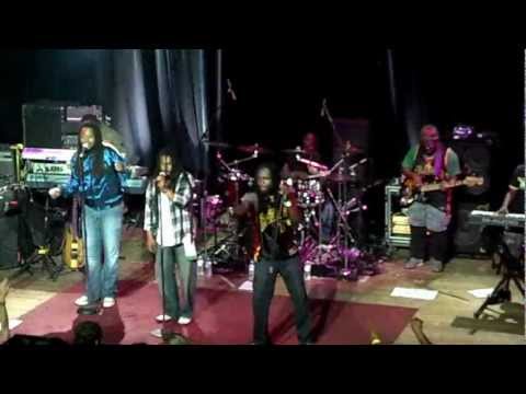 YouTubeでThe Wailers with Aston "Family Man" Barrett - Jamminを視聴