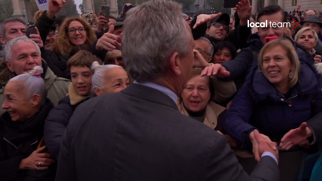 Robert Kennedy a Milano: strette di mano tra la folla No Green Pass