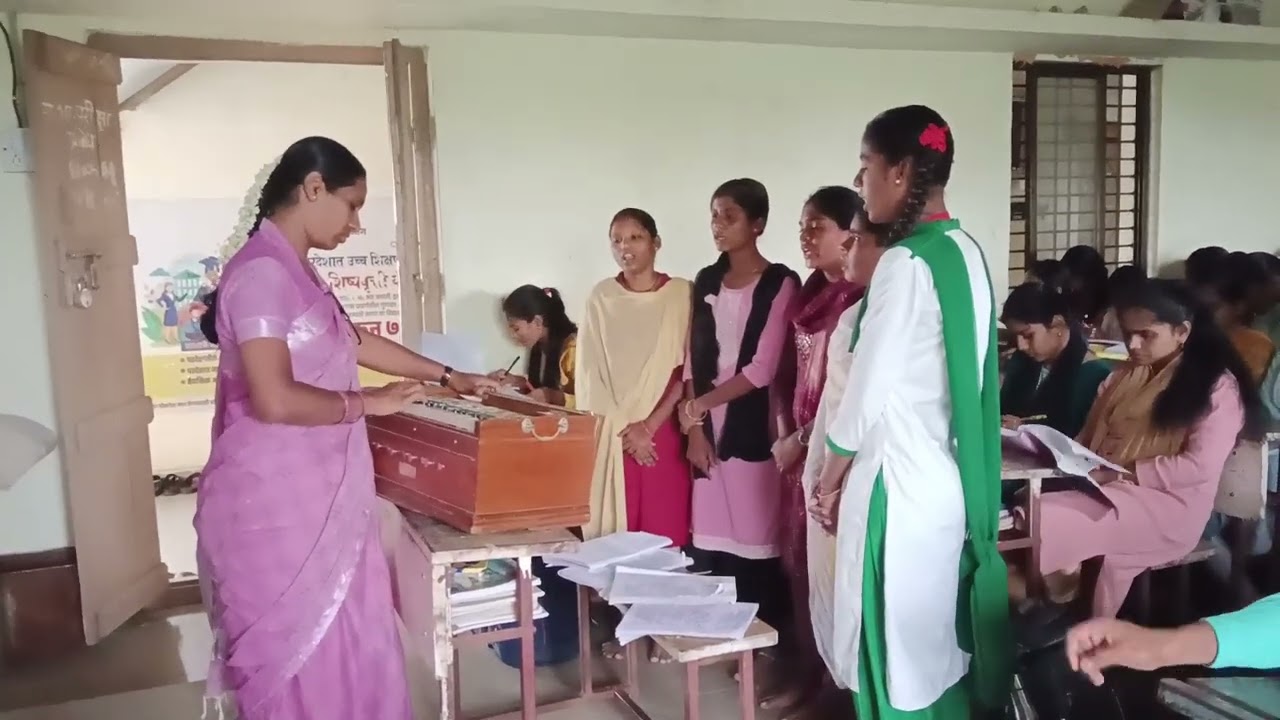 Ai mere watan ke logo....sung by the students of Ashram School Umadi 