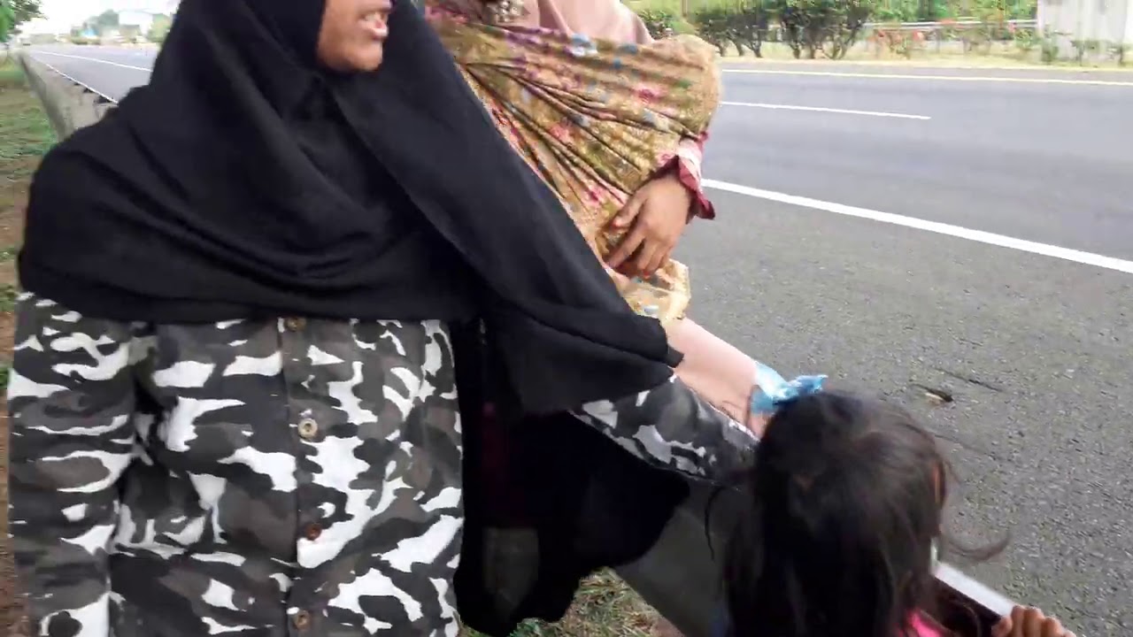 berangkat k tangerang nunggu d pinggir jl tol"