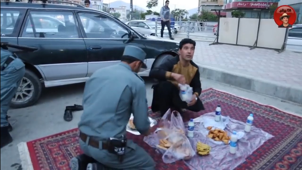 آغا بيادر همراي سربازان إفطاري ميكند.