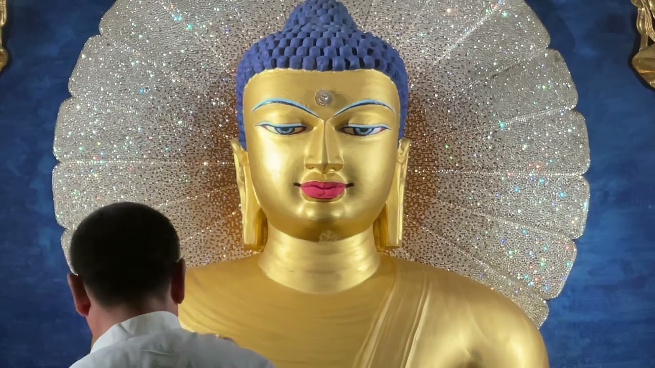 Water gold painting offering to the Buddha at Mahabodhi temple. 1.1.2022.