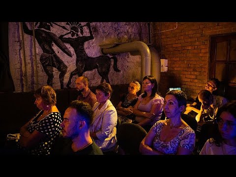Video: Basoreliefuri interioare: lucrarea fascinantă a unui artist din Moscova