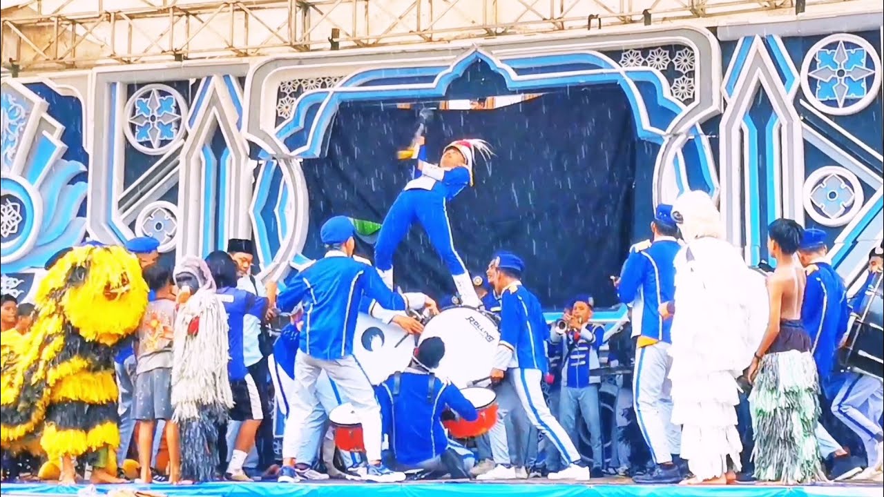 Aksi Keren Penampilan  Drumband Putra Utama Karang Penang Onjur Sampang.